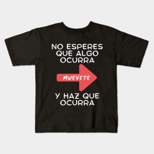 Muevete fondo Oscuro Kids T-Shirt